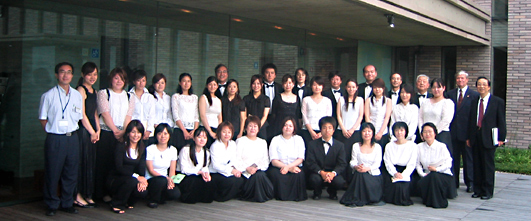 合唱指揮者と合唱団員のための講習会参加の受講生、講師、支援オーケストラ、スタッフ